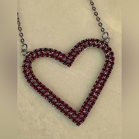 Elegant Heart-Shaped Necklace in Red 19in silver chain - Picture 1 of 3